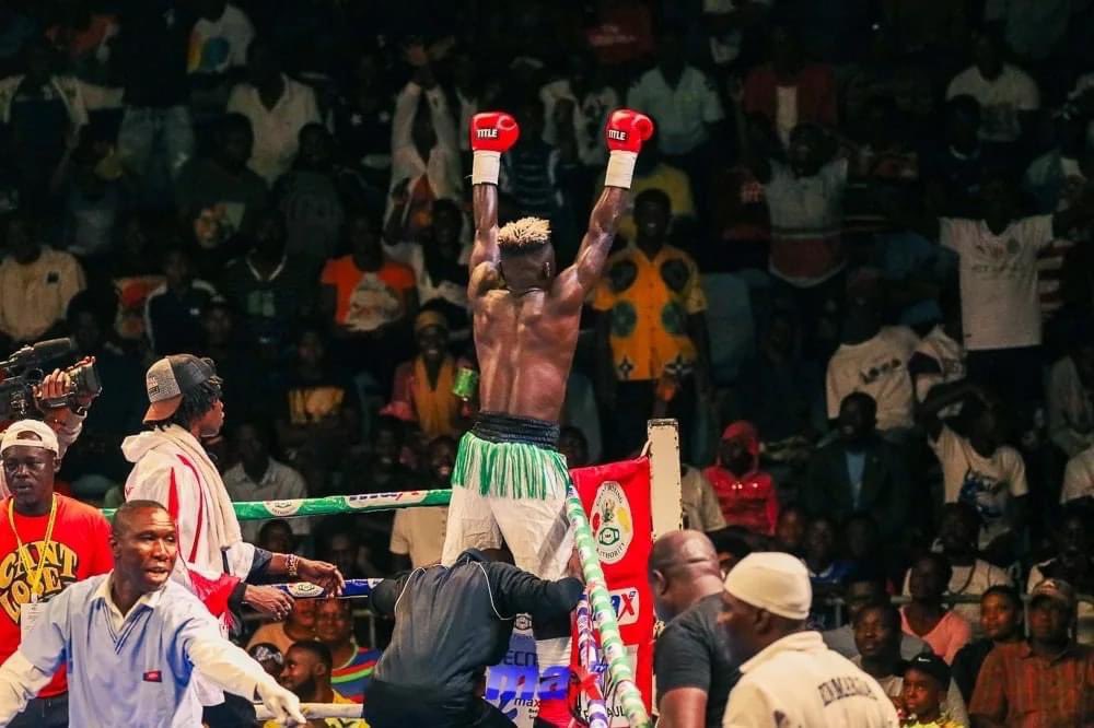 GhanaBoxing's tweet photo. IMAX Boxing Promo signee John 'The Magic' Quaye delivered a scathing K.O on Albert Armah(blue and white trunks) of the Wisdom Gym.
#DeluxyProfessionalBoxingLeague
#fightnight15
#GBA
#MaxTV
#boxingnews https://t.co/7jbWevlEk0