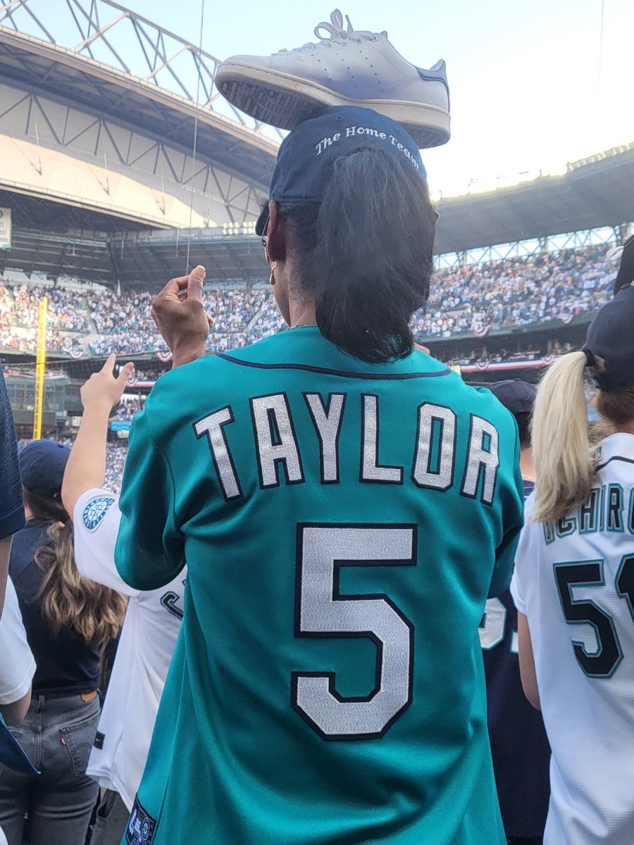 Okay, it's time!! Let's get on board <a href="/Mariners/">Seattle Mariners</a> fans! #seausrise #Postseason