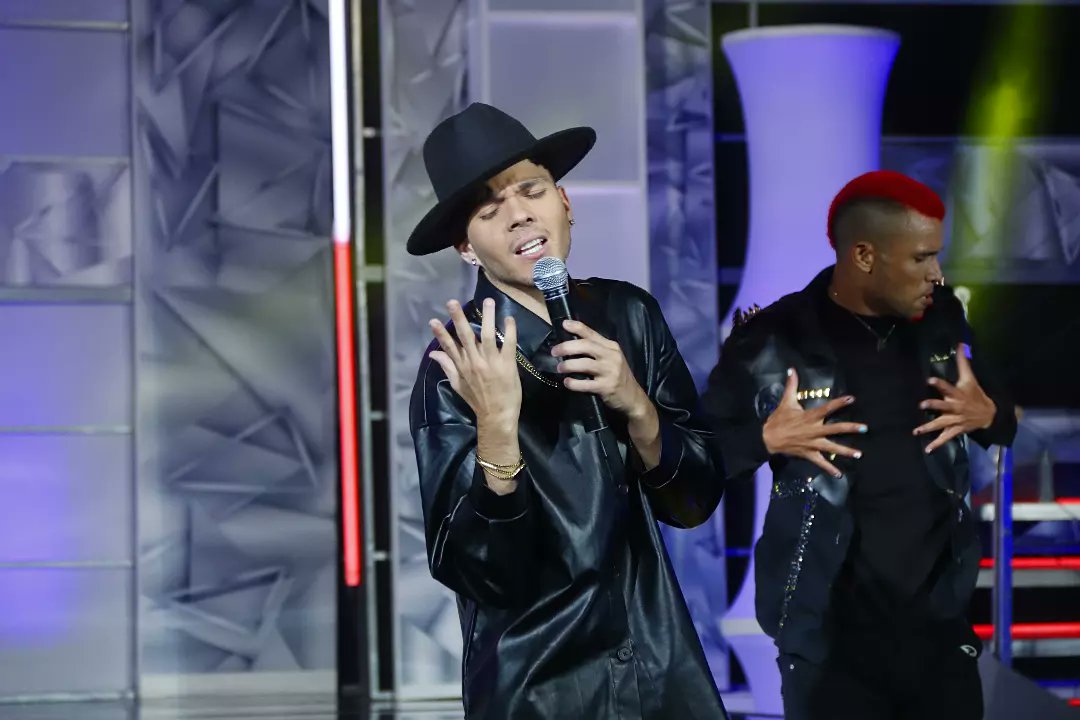 venevision's tweet photo. "Me bloquea, me desbloquea...🎶" @nervinmusica cada vez que pisa este escenario nos pone a cantar y a bailar🕺💃🔥¿En dónde están sus fans 🤔? Pues a comentar aquí abajo 👇🏼 desde hace cuánto tiempo sigues su carrera y qué es lo que más te gusta de este artista ¡Te leemos! 👀 https://t.co/Pna5l8WXrW