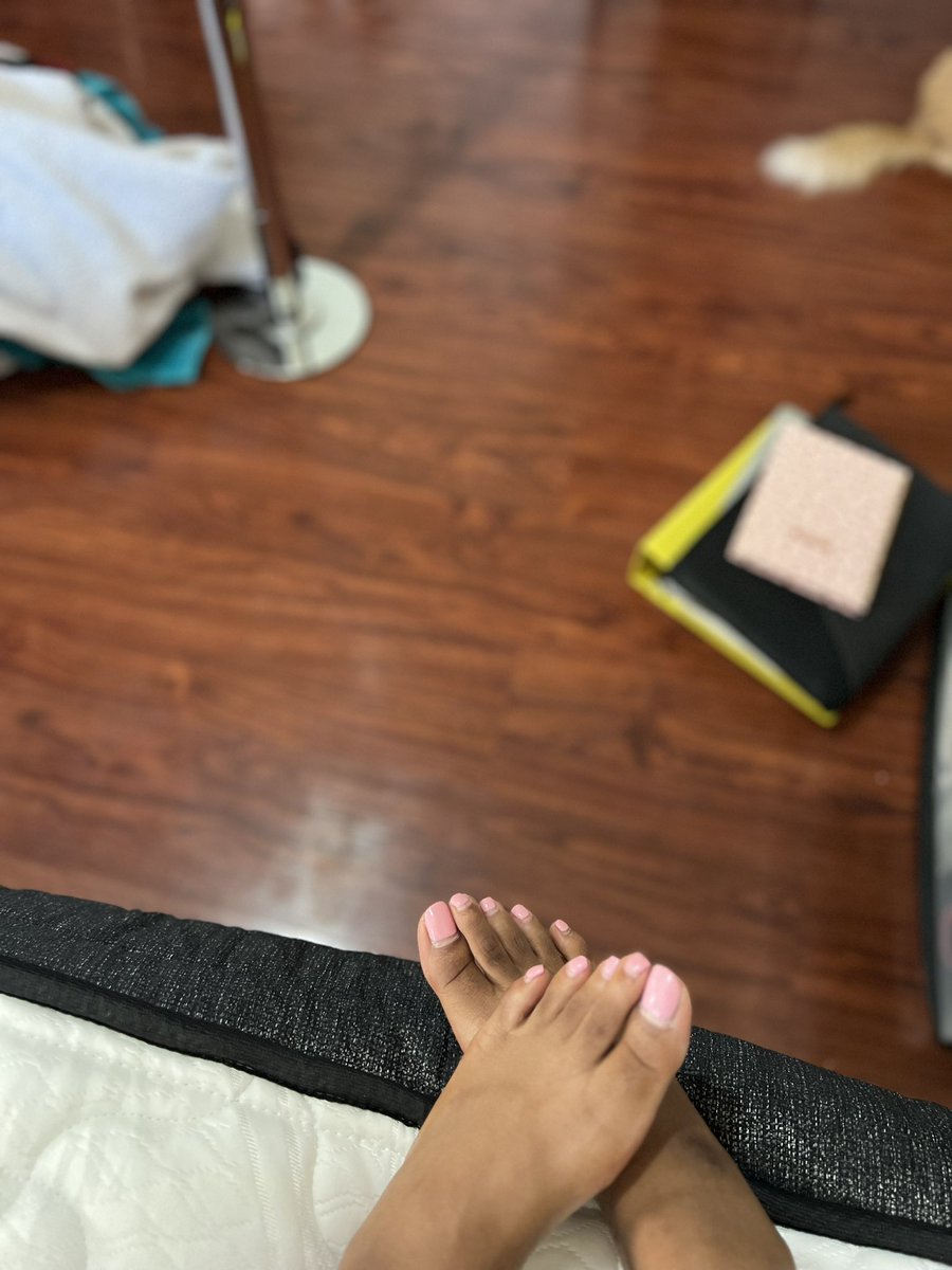 PeachesAnFeet's tweet photo. Going to get a pedicure any color suggestions🥺? Oh new pics coming soon 
👉🏾https://t.co/cXc3hAkDE8 

@Feetfinder #feetworship #feetpicturesforsale https://t.co/BCw5EROHO8