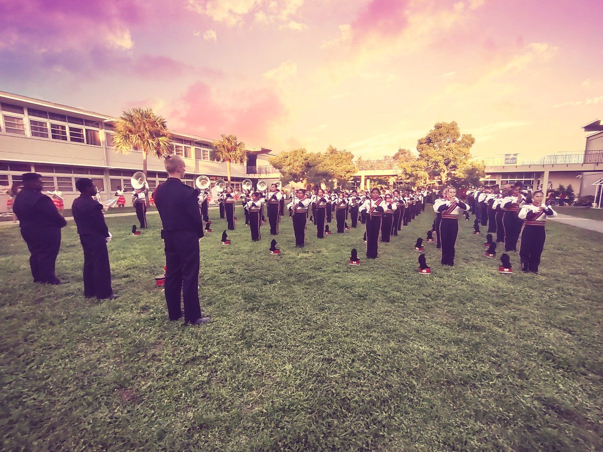 high_veroband's tweet photo. Warm up for Lions Pride! 🎶🔥❤️ https://t.co/NKW1Gq21zo