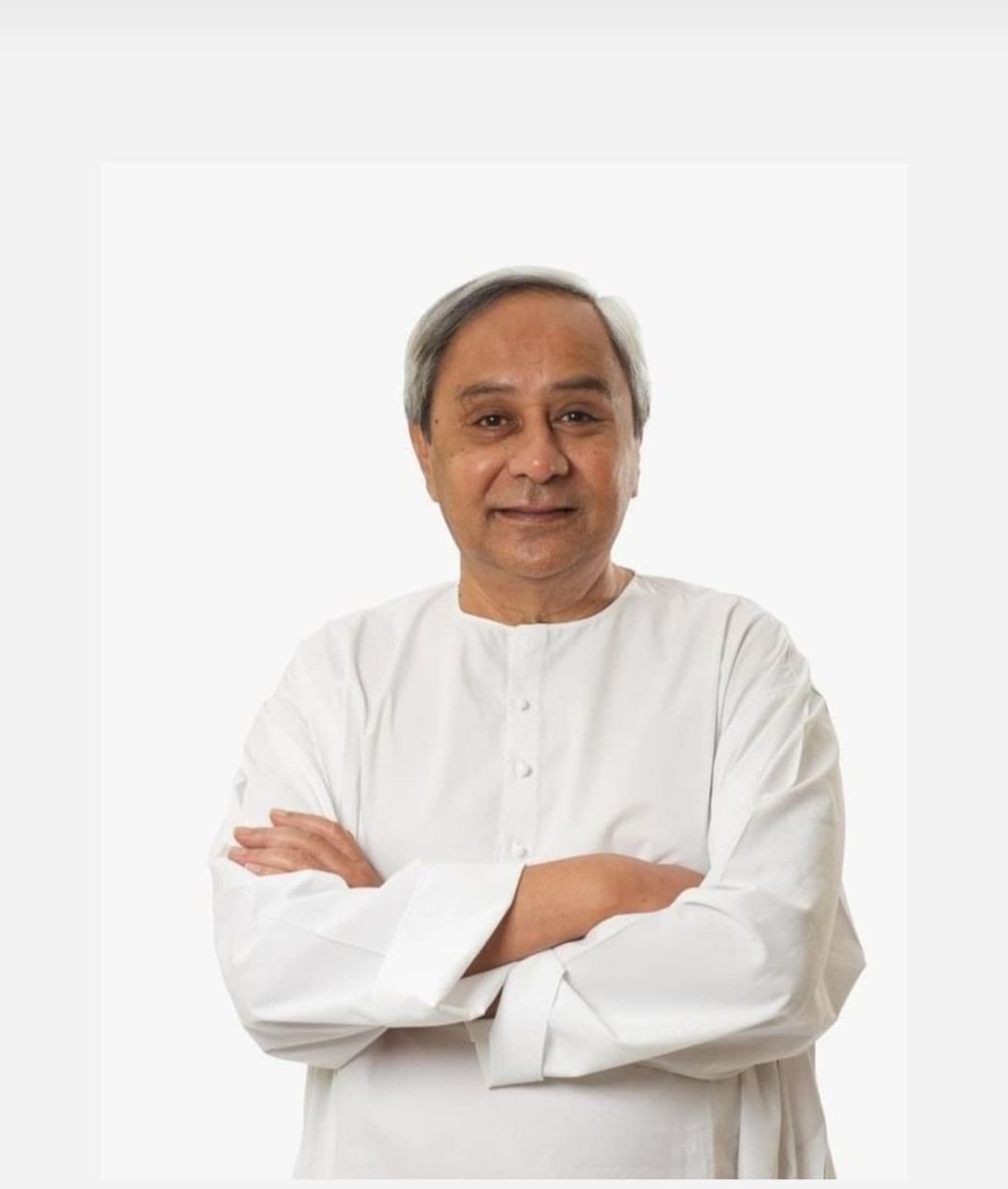 Vkpandianfancl1's tweet photo. The man with golden heart, who sacrifice everything for the love of 4.5 crore people of #Odisha the man who stand with every Individual, the man who believes  4.5 crore people are his family member. It's an privilege to wish him Happy Birthday @Naveen_Odisha sir. https://t.co/LC5uTZsn1Q