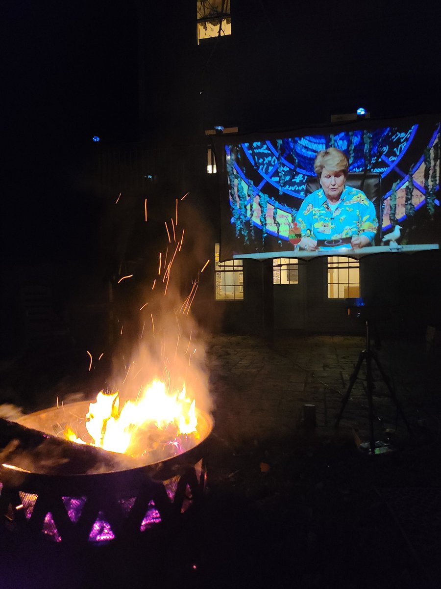 srhcahill's tweet image. Autumn fires and a QI marathon outside on the projector. @sanditoksvig @alandavies1 @stephenfry #negativepoints #klaxon