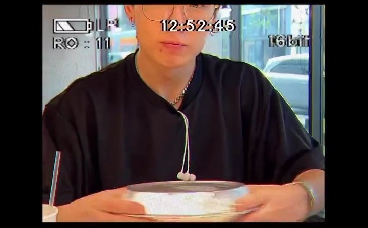 BOBBYL00KS's tweet image. Bobby out in LA ✨️