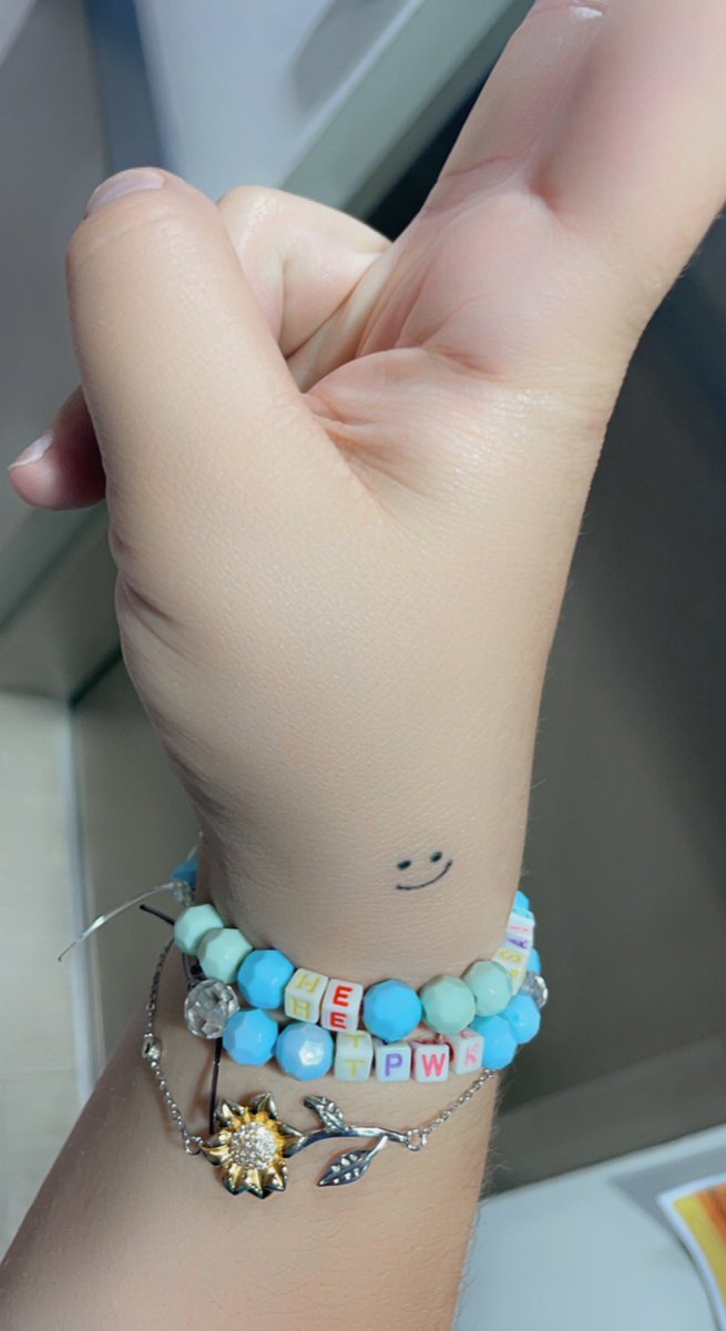 wallowsgarden's tweet photo. she looks so cute with my new bracelet @joshuatbassett :))) #SHESAIDHESAIDSHESAID #sshsss https://t.co/OlhNFueaiF