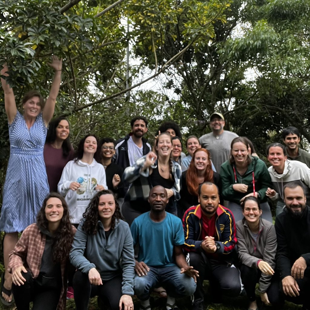 Ei, quem é a maluca que estragou essa foto? Hey, who is the crazy lady that ruined this photo? #RIBBiTRpalooza BRAZIL 🇧🇷