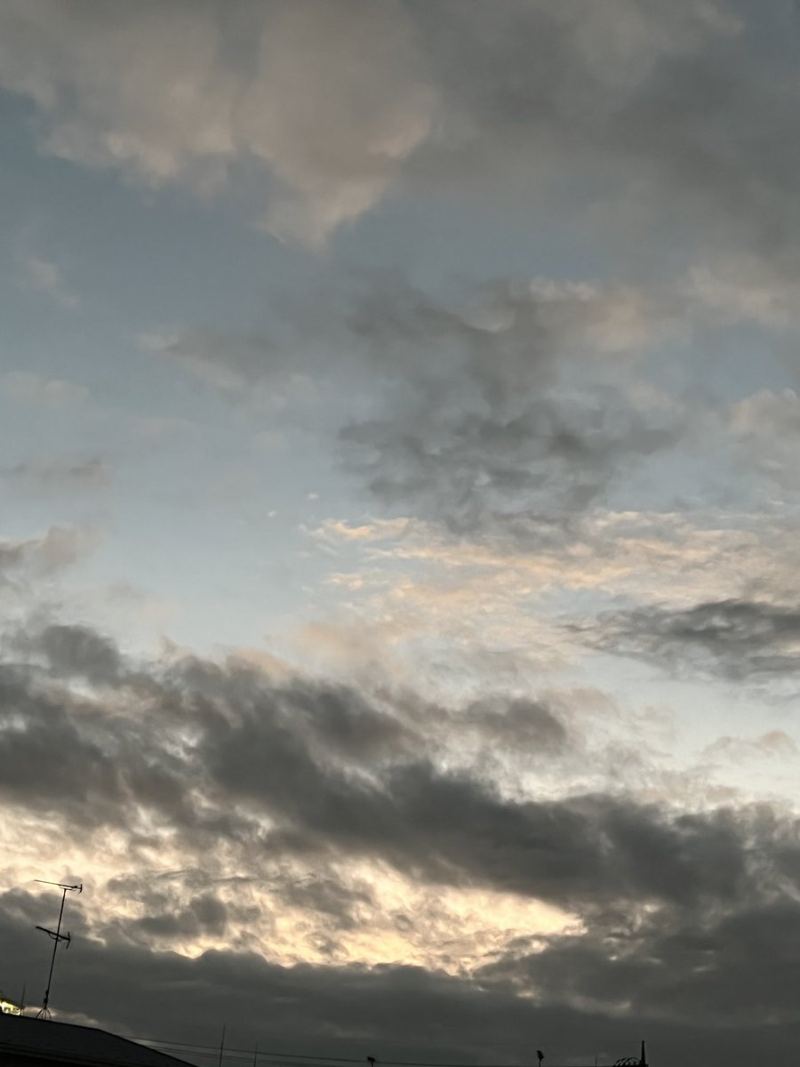 yako444's tweet photo. 昨日の夕焼けからの朝焼け。
今日もありがとうから今日もよろしく。
その繰り返しができることにありがとう🙏 https://t.co/Cd5prRlIwS