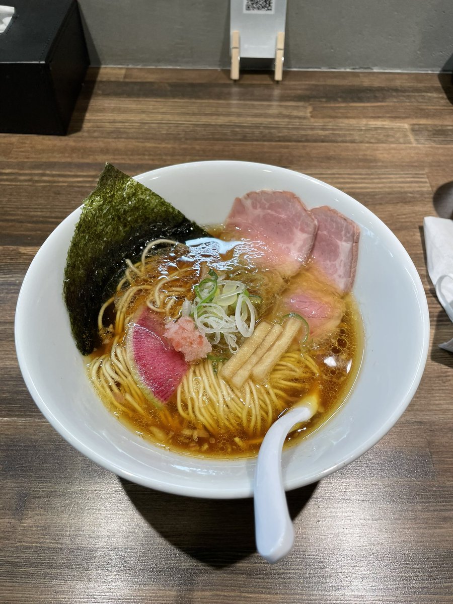 washio_jirou's tweet photo. .
鷲尾★ジローの昼飯ラーメン vol.691

🍜2022年66杯目😋

#RAMENNn （#ラーメンん） 

🍥 OGON　780円

今年2022年創業の札幌市美園の新店。
醤油ベースの黄金スープにレアチャーシュー、大根の彩りが美しい、華やかなラーメンで話題の、淡麗系の一杯です🍜
(^▽^)  🐴ｳﾏｰ

2022.5/20訪問 https://t.co/c0G0jBIKly