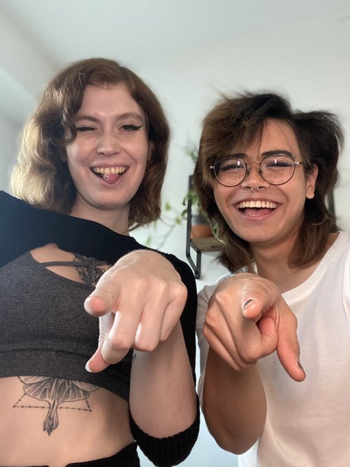 &ldquo;Look how tiny it is!!!&rdquo;   ( with @Elise_verona ) https://t.co/aojWrsueIU<a class="tags" href="/tag/elise_verona">@elise_verona</a>