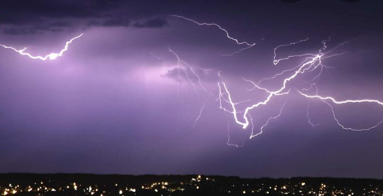 davidurra7's tweet photo. Aviso de Tormenta Eléctricas

Núcleo Frío en altura permanecerá rotando sobre la Z-Sur y algunas Reg del centro.

A tomar precauciones lo mas seguro se de abundante caída de rayos por sectores en #Ñuble #Biobio #Araucanía #LosRíos la opc es a contar de la noche del Dom al martes https://t.co/0a5rErUyhe