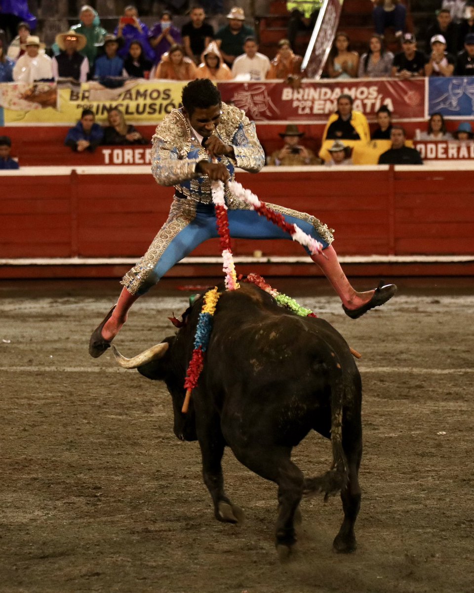 fiestadetoros's tweet photo. El novillero Juan Palacios "El Pantera" corta una oreja en la plaza de Manizales. https://t.co/Lr5qgelara