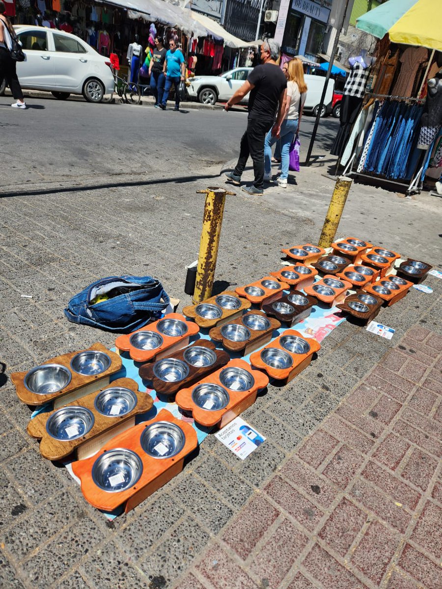 Hoy vi a un señor mayor a todo el sol en patronato. Vendía comederos de 🐶y🐱 a $7000, base de madera y platos de acero inoxidable... no tiene redes sociales me dio su número +56 9 4544 4863 se llama Edison, ayude compartiendo quizás alguien se interese a comprar y lo llame Rt