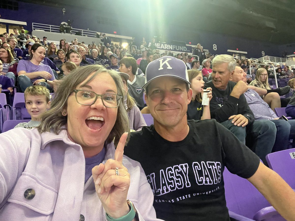 kcmomturner's tweet photo. Go Cats! #kstatevball #kstateclassycats https://t.co/QzYqie9MlO