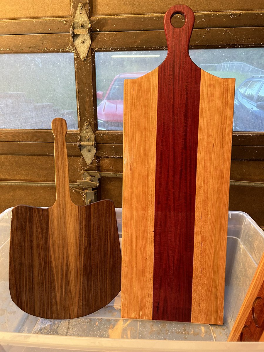 Thung's tweet photo. Finished up oiling two custom orders
Ash / Purple Heart 42" charcuterie board
Walnut 13" pizza peel

And two flight boards in
Sapele/ Ash / Purple Heart https://t.co/GzZaLtOfDG