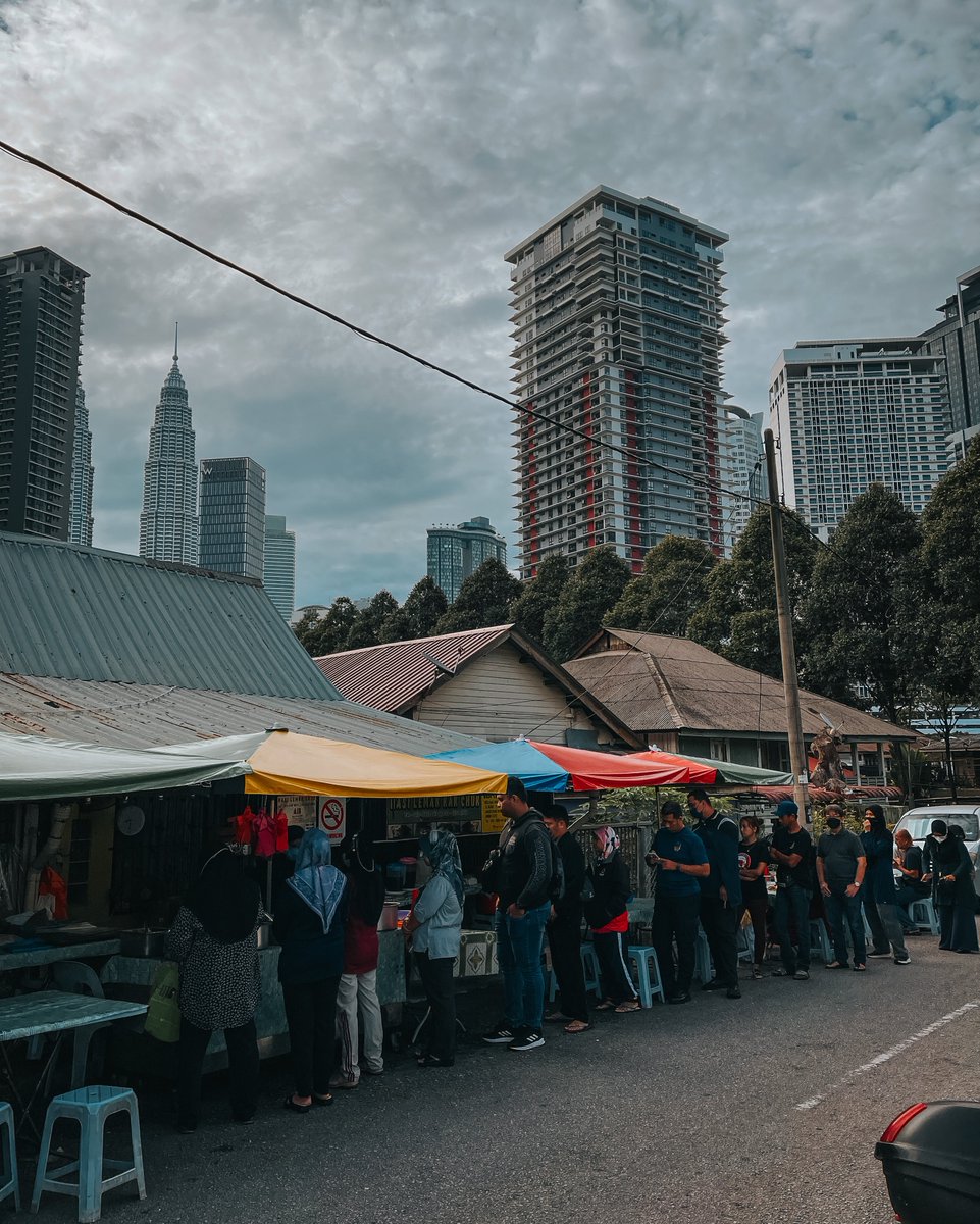 acaiijawa's tweet photo. Ranking top 6 Nasi Lemak kena beratur kat KL (taste aku).

1. Kak Chuk
2. Pak Hassan
3. Tanglin
4. Wanjo
5. Motor (HKL)
6. Antarabangsa

Makan panas-panas kat kedai. Bukan bungkus bawa balik. Sebab rasanya dah lain.

Share sikit fav korang? Mana tahu boleh cuba. https://t.co/ElMfC3Jlsn