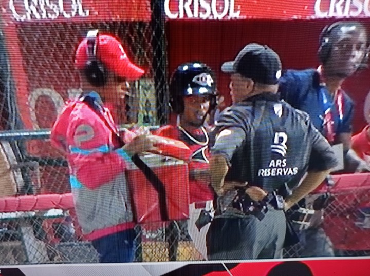 El_tiguere's tweet photo. Estoy viendo el juego en mute y veo ese tipo de #pedidosya con el árbitro y dije coño pararon el juego para darle un pica pollo al chief, esto es un relajo ya https://t.co/NTWKJX1p8f
