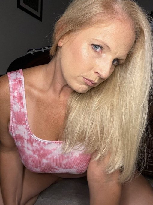 Hmm&hellip; you look like you need something. You know where to find it?? 🤔 https://t.co/RUsXTv7j10