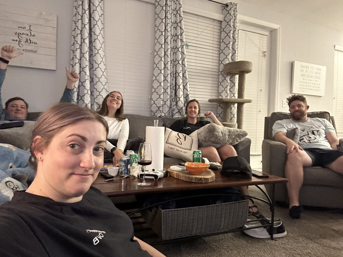 bangarangemalie's tweet photo. Watching from Oviedo and making fun of the boys #cleetervision https://t.co/XveWgp9QAy