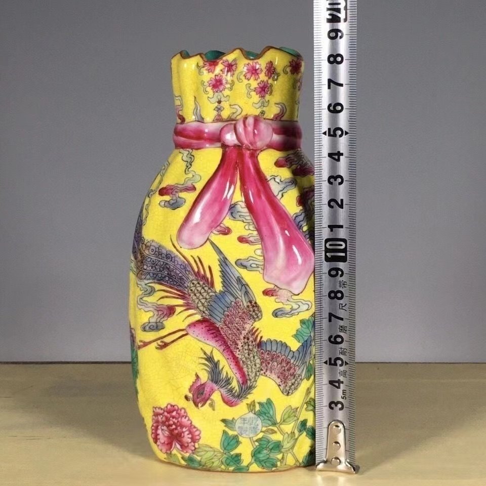 SZGARDEN's tweet photo. Qing dynasty ceramic bottle清中期珐瑯凤舞牡丹包袱瓶全品大开门老瓷 https://t.co/b2F8dEdgpf