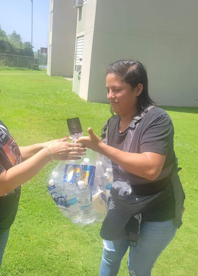 ArmyPRoof2022's tweet photo. Ayer el Fandom ARMYPROOF junto a la Liga Atletica Policiaca de Aguadilla hiceron entregas de unas bolsas de suministros a familias que han tenido pérdidas por el Huracán Fiona

𝐉𝐮𝐧𝐭𝐨𝐬 𝐡𝐚𝐜𝐞𝐦𝐨𝐬 𝐥𝐚 𝐝𝐢𝐟𝐞𝐫𝐞𝐧𝐜𝐢𝐚🥹

#ARMYProof
BTS (@BTS_twt) https://t.co/Qix4wwyoTQ