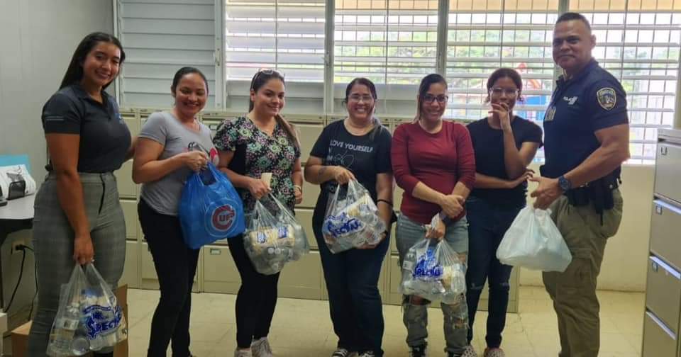 ArmyPRoof2022's tweet photo. Ayer el Fandom ARMYPROOF junto a la Liga Atletica Policiaca de Aguadilla hiceron entregas de unas bolsas de suministros a familias que han tenido pérdidas por el Huracán Fiona

𝐉𝐮𝐧𝐭𝐨𝐬 𝐡𝐚𝐜𝐞𝐦𝐨𝐬 𝐥𝐚 𝐝𝐢𝐟𝐞𝐫𝐞𝐧𝐜𝐢𝐚🥹

#ARMYProof
BTS (@BTS_twt) https://t.co/Qix4wwyoTQ