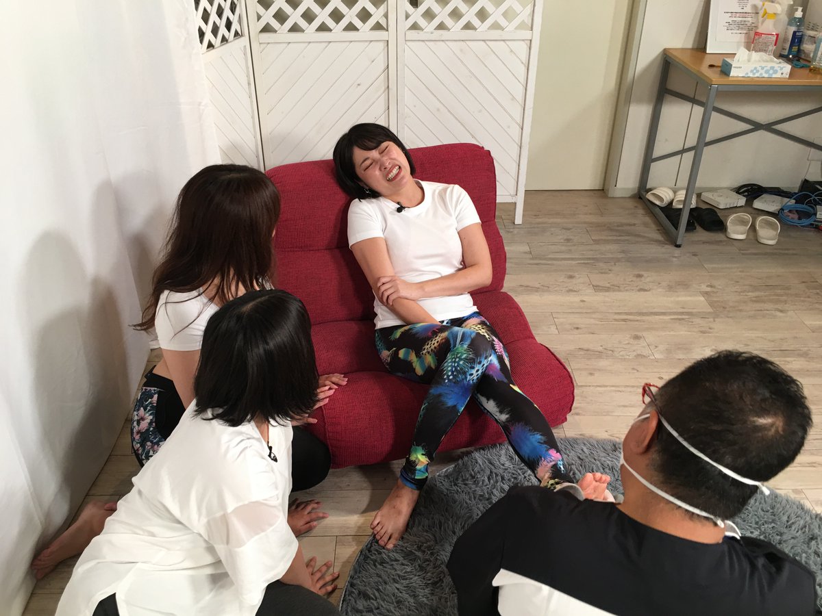 PEchiechi's tweet photo. 【悶絶】激痛足ツボをセクシー女優がやってみたら…エッチなポーズ爆誕しました【M字】
春原未来vs七碧のあvs綾瀬ひまり、あまりにもオゲレツな絶叫、こんなマッサージ見たことない！
日曜21時〜、えちえちぱらだいす公開です
https://t.co/3fX2tfsFF3 https://t.co/6OFuQ5u54k