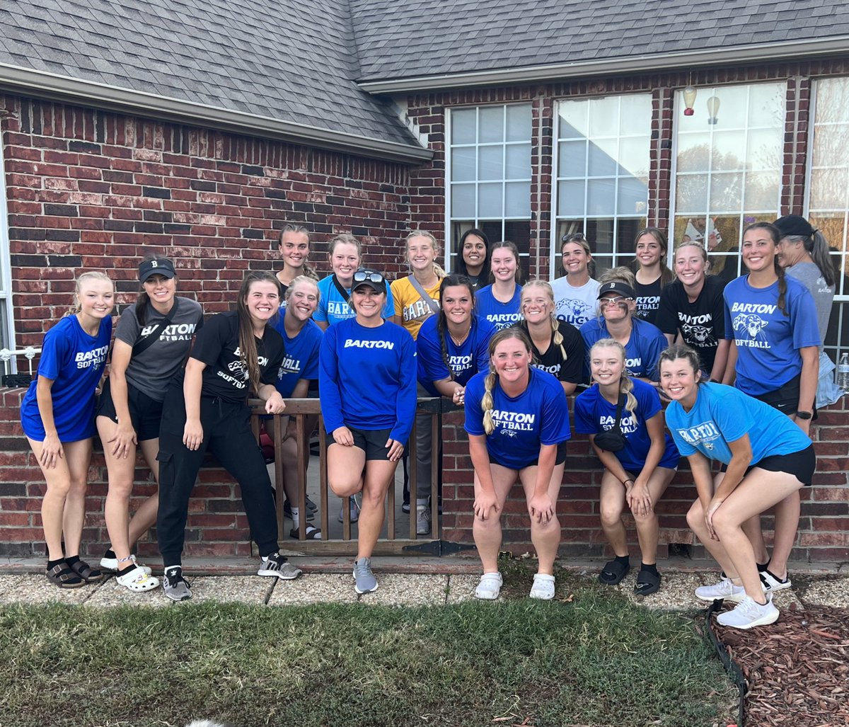 BCCSoftball's tweet photo. Huge thanks to Coach DuBose’s parents for hosting family taco night at their house after our game!! #Fall2022 #RollCougs 🥎🐾 https://t.co/y7MdCOTUCq