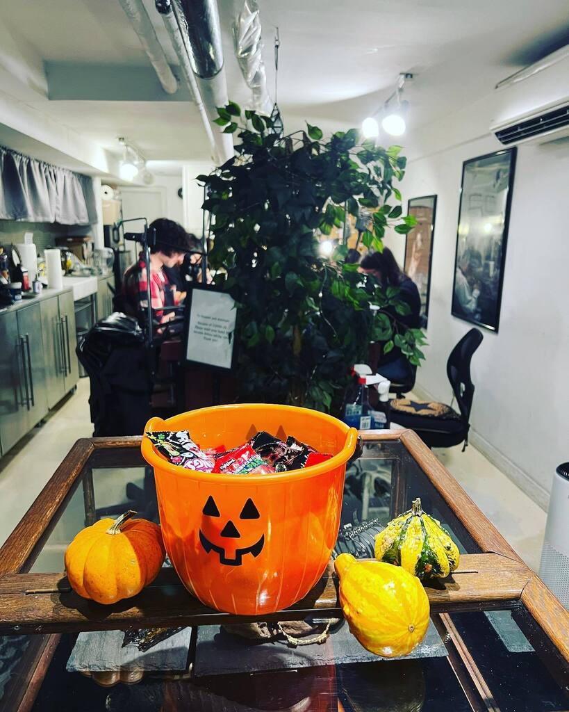 🎃Halloween mood in our studio🍁
#jewelryschool #ayakanishi #ayakanishijewelrydesignschool #nyc #eastvillage #jewelrymakjng #halloween