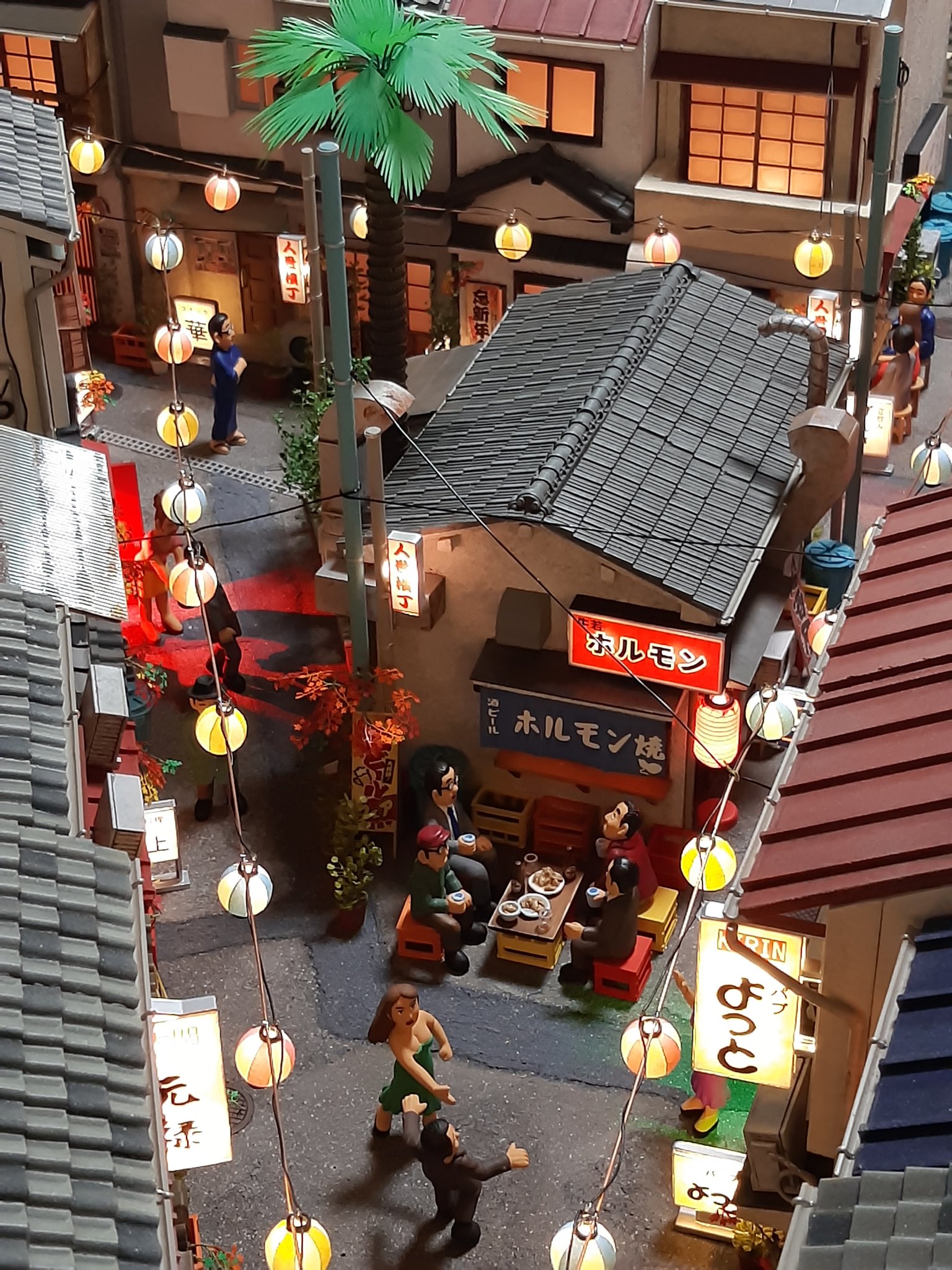 ジオラマ　昭和の街　里山 ジオラマ 市街地 100均 ジオラマ 昭和の街 里山 ジオラマ ビル 自作