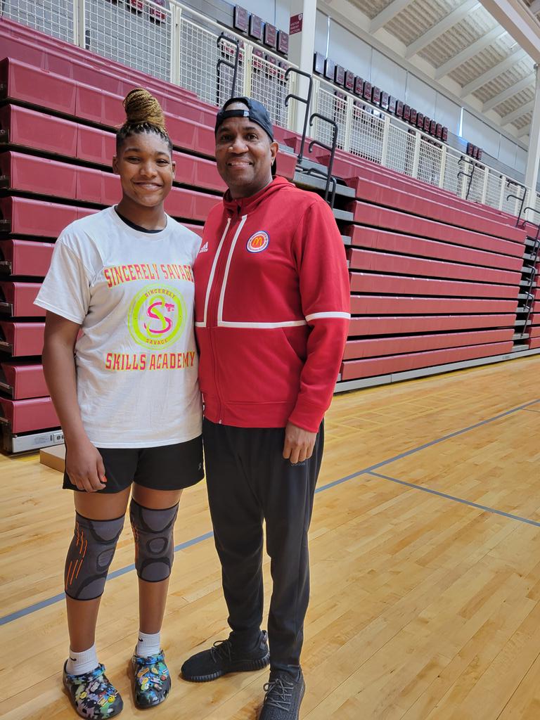 AilaCourtenay's tweet photo. I met @KPannell71 today at the inaugural @sinsavage20 camp today! I went to introduce myself and he said, "I know who you are' 😮 He also told me that he loved that I was true to my position. #PostPosition can't wait to do this again.#HappyBirthday2Me
Great camp @coachsasha10 https://t.co/Wpz1SiJH5v