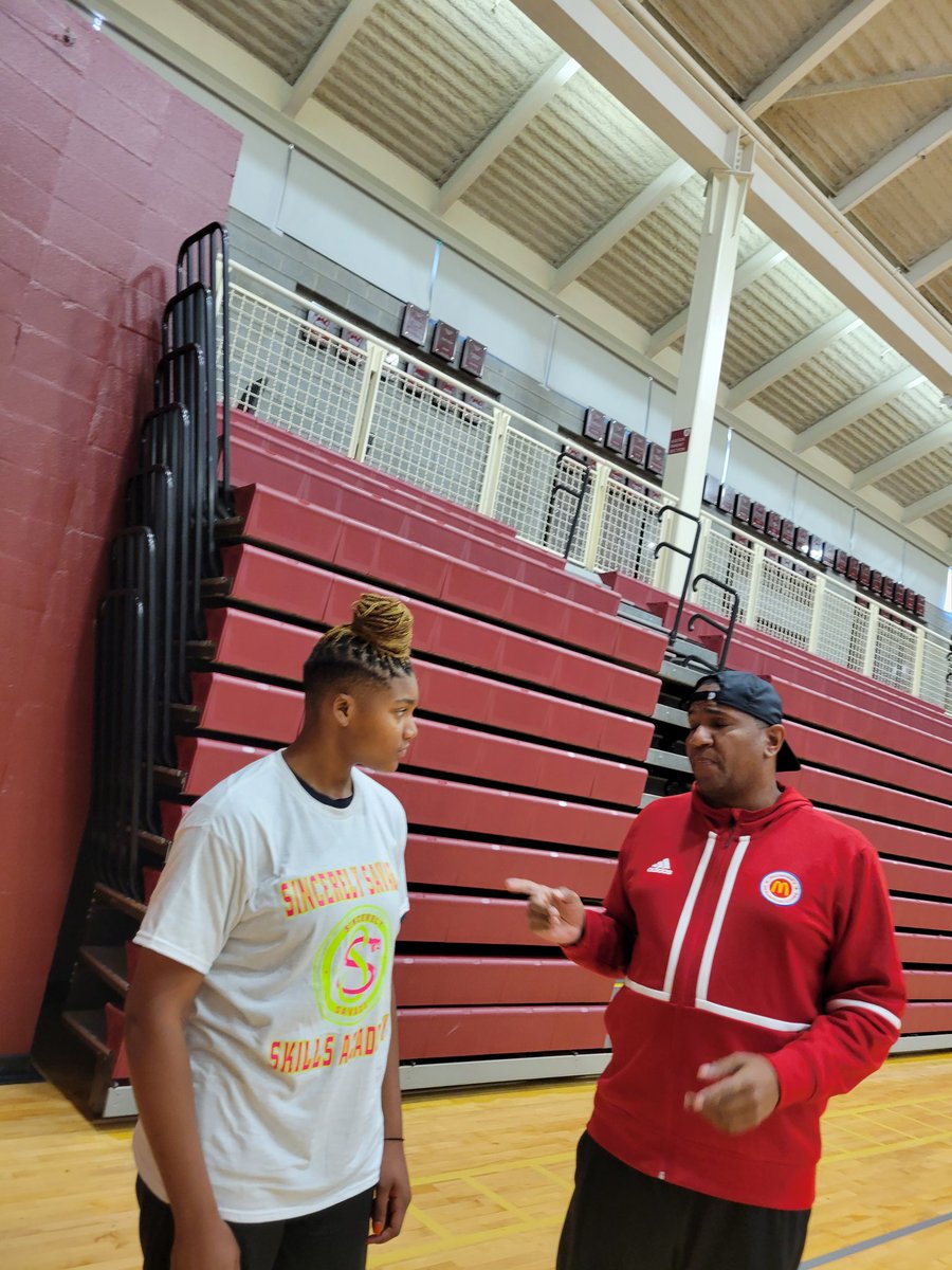 AilaCourtenay's tweet photo. I met @KPannell71 today at the inaugural @sinsavage20 camp today! I went to introduce myself and he said, "I know who you are' 😮 He also told me that he loved that I was true to my position. #PostPosition can't wait to do this again.#HappyBirthday2Me
Great camp @coachsasha10 https://t.co/Wpz1SiJH5v