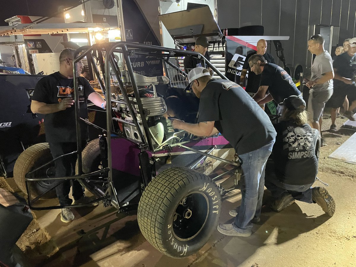 Xtreme_Outlaw's tweet photo. Crews are hard at work preparing a spare @_CBIndustries car for Series points leader @DaumMotorsports, who broke in his Heat.

Members from several teams including @Tanner_Thorson + @DaveMacDalby08 are all thrashing to get this car ready for Daum to finish out the night. https://t.co/hini10aJmV