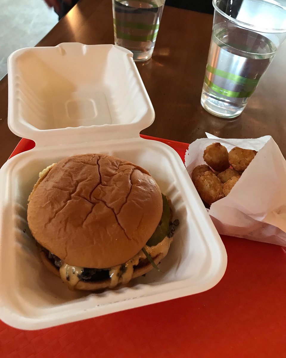 MaryCrocco2's tweet photo. #staytunedburgers Enjoyed lunch with my son, Bobby. His Smash Burgers are the best in Las Vegas! 😎#LasVegasTestKitchen https://t.co/wZX4YYItlU
