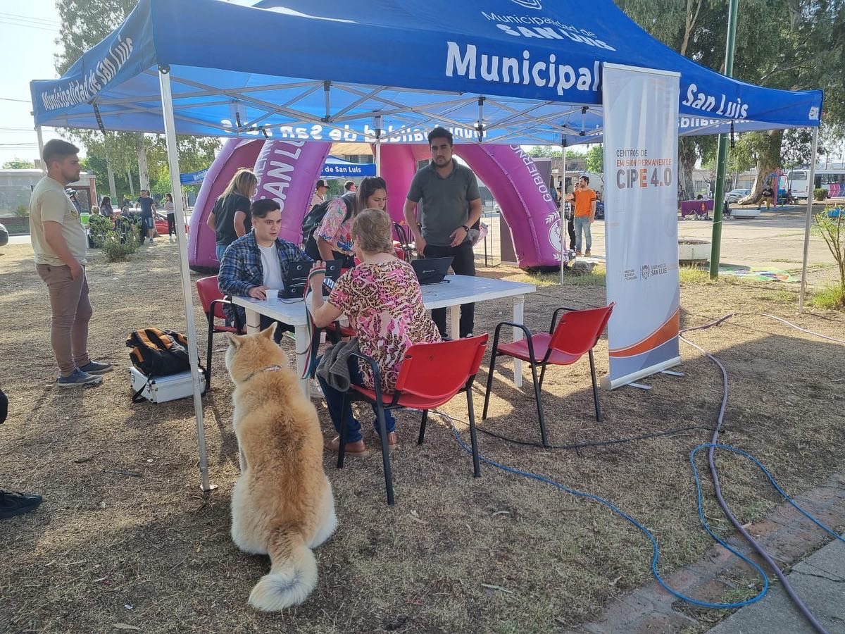 MCyTSanLuis's tweet photo. #CiudaddeSanLuis🌆
Nos sumamos  a “En Tu Barrio”, organizado por @SanLuisLaCiudad en la plaza 9 de Julio.
Los vecinos pudieron tramitar turnos de @CIPESanLuis, obtener Alarma Puntana, realizar consultas sobre Registros Médicos y San Luis a Mil, entre otros. https://t.co/8125uRZcxv