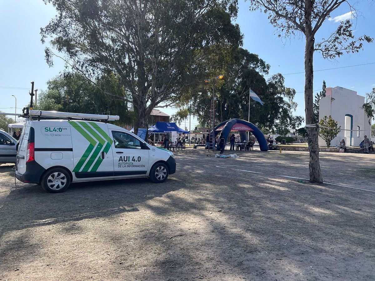 MCyTSanLuis's tweet photo. #CiudaddeSanLuis🌆
Nos sumamos  a “En Tu Barrio”, organizado por @SanLuisLaCiudad en la plaza 9 de Julio.
Los vecinos pudieron tramitar turnos de @CIPESanLuis, obtener Alarma Puntana, realizar consultas sobre Registros Médicos y San Luis a Mil, entre otros. https://t.co/8125uRZcxv
