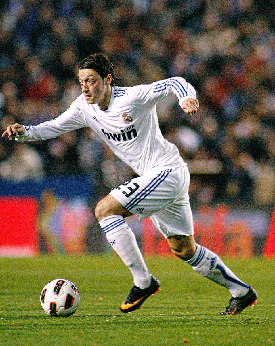 Juezcentral's tweet photo. Cumple hoy 34 años Mesut Ozil. En sus 3 temporadas en España hizo más asistencias que Xavi e Iniesta juntos (81). Y han pasado casi 10 años desde que dejó de jugar con CR7 y aún así, es el tercer futbolista que más lo asistió tras Benzema y Bale (27 asistencias).Mesut, pura clase https://t.co/kM3a5vbXrj