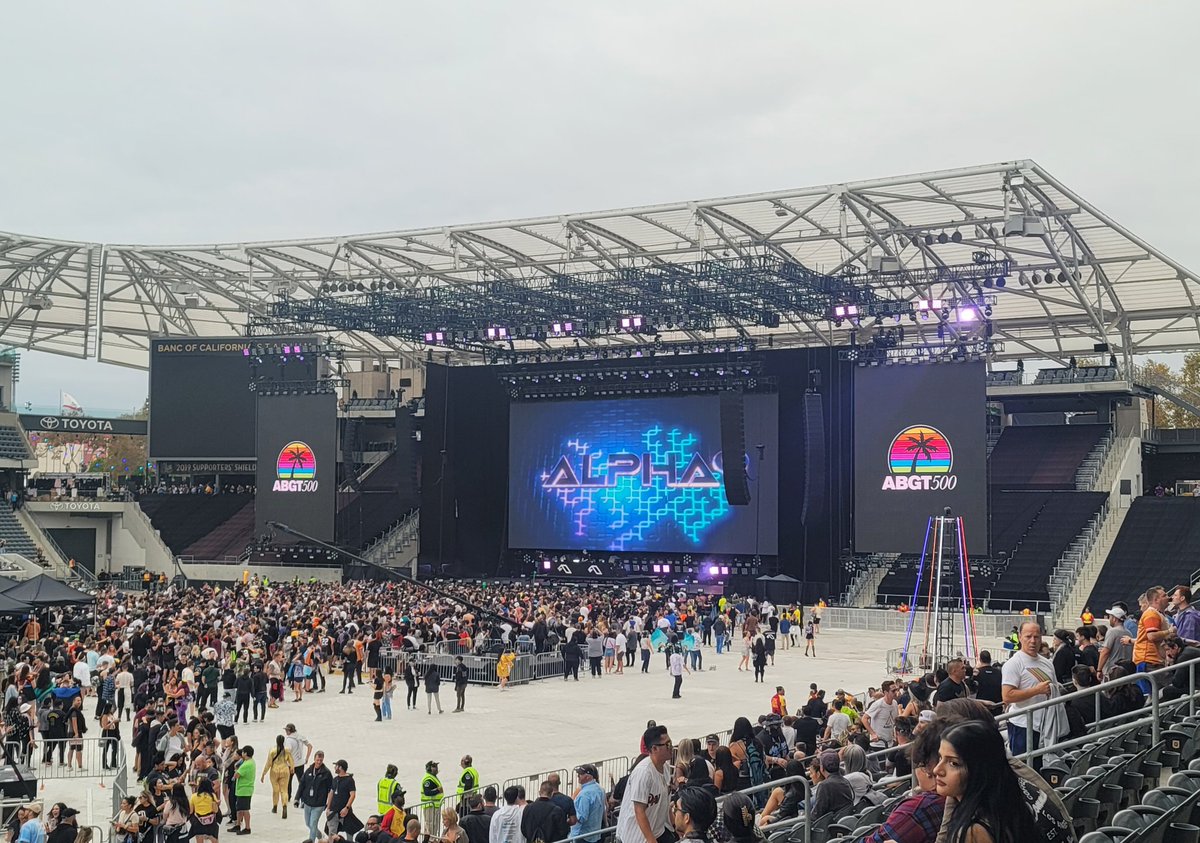 ontoy861's tweet photo. History in the making!! 
Happy anniversary to my wife Maria!! 
#ABGT500 @aboveandbeyond @artymusic https://t.co/7uw4Uqf02c