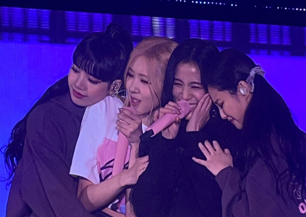duapink19's tweet photo. i'm so proud of my girls, I love them too much, they broken it with their pink ocean and everything was so magic🖤💗

BORN PINK WORLD TOUR
#BORNPINKinSeoul_Day1
#언제나_블링크야_우린_떠난적_없으니까 #SHUTDOWN #BLACKPINK https://t.co/4iAeDg2V4S