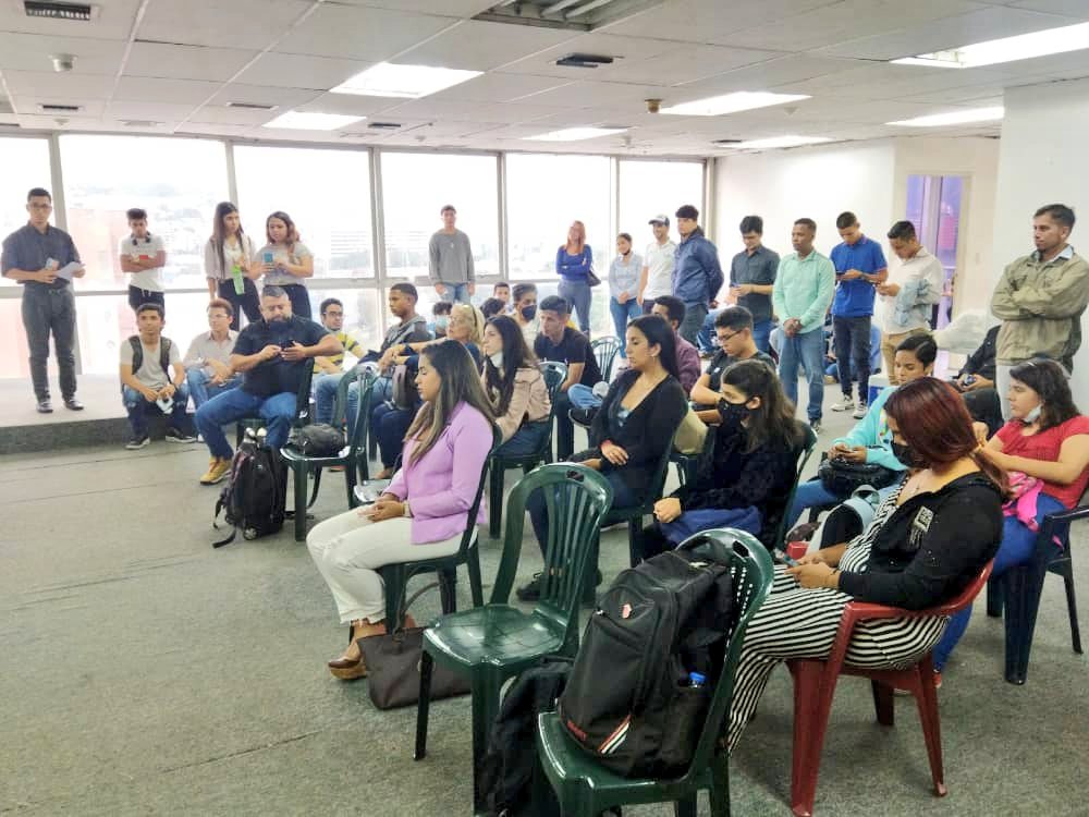 Jesusfbolivarb's tweet photo. #15Oct En #Caracas seguimos trabajando con nuestros equipos, hoy tocó la @JAD_CARACAS dirigida por @LuisAndresUPEL con una extraordinaria actividad de formación, incentivando a las nuevas generaciones a que se incorporen a la lucha para que #UnidosXVenezuela logremos el cambio. https://t.co/nAhFomCkon