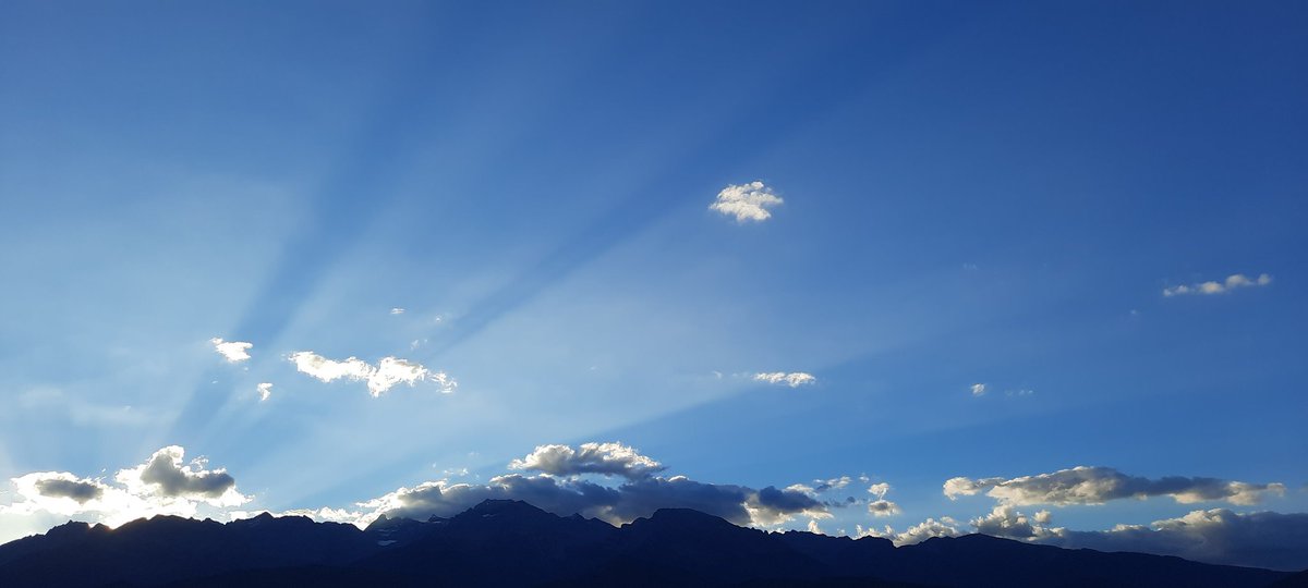 Ciel très graphique ce matin sur #Belledonne.
@CDIsere @alpes_ishere #monisere