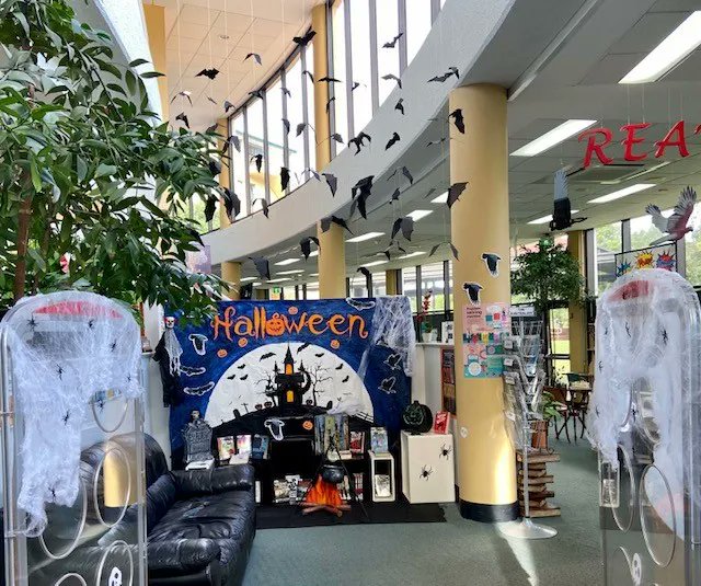 QldSLA's tweet photo. Halloween is just around the corner... how fabulous is this School Library display?
๐ฆ ๐๐ฌ๐ธ๏ธ๐ป
#schoollibrary
#libraryhalloween
#Halloween
#librarydisplays https://t.co/a7y6RdAI6W