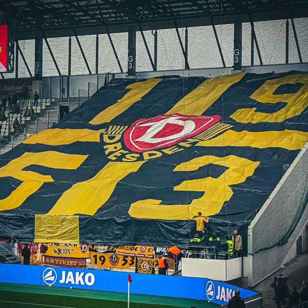 FreitalonTour's tweet photo. ESSEN VS SGD 1:1
LIGA 3
Z: 18300
Was willste machen.. #sgd1953 #ftlot #ud #ultrasdynamo #HaltlosFreital🔥🍻 #away #essen #rwe #rwesgd #liga3 #fightergirl #tina #immermituns #fuckcancer Shot by Schneidi https://t.co/wTFGUyzE3Z
