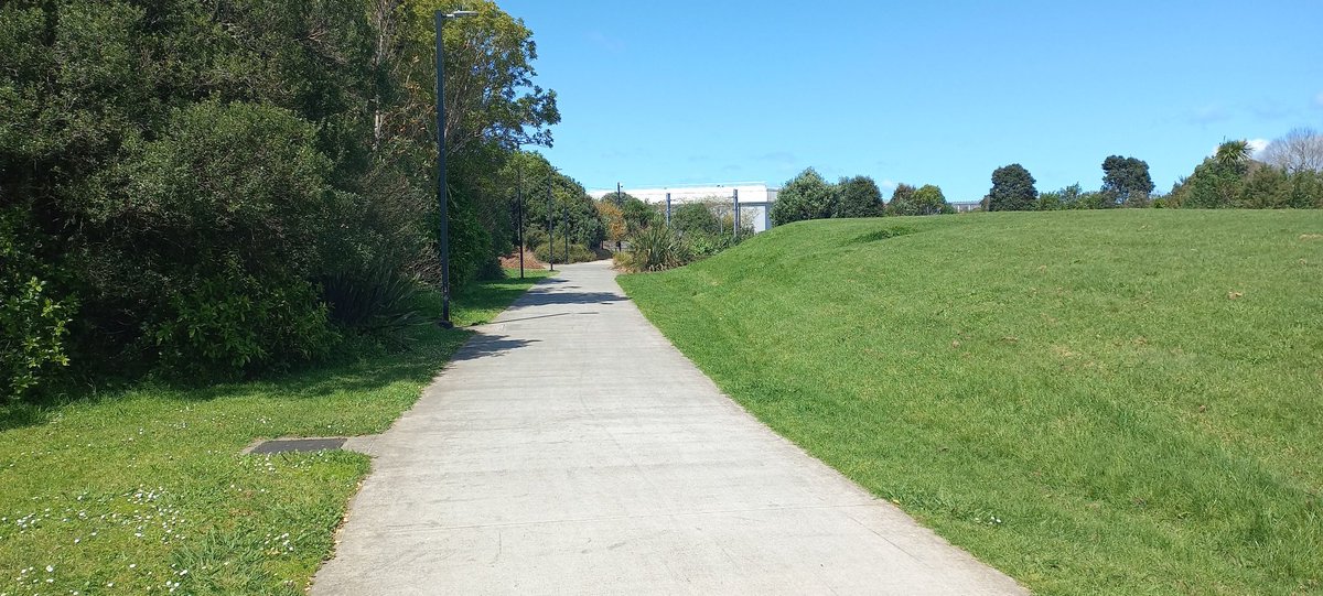 pshemK's tweet photo. It was a lovely day today and I decided to explore Auckland on a bike (and a bit by train). First I rode along the NW and SW to Onehunga. https://t.co/TKbBUzOIE9