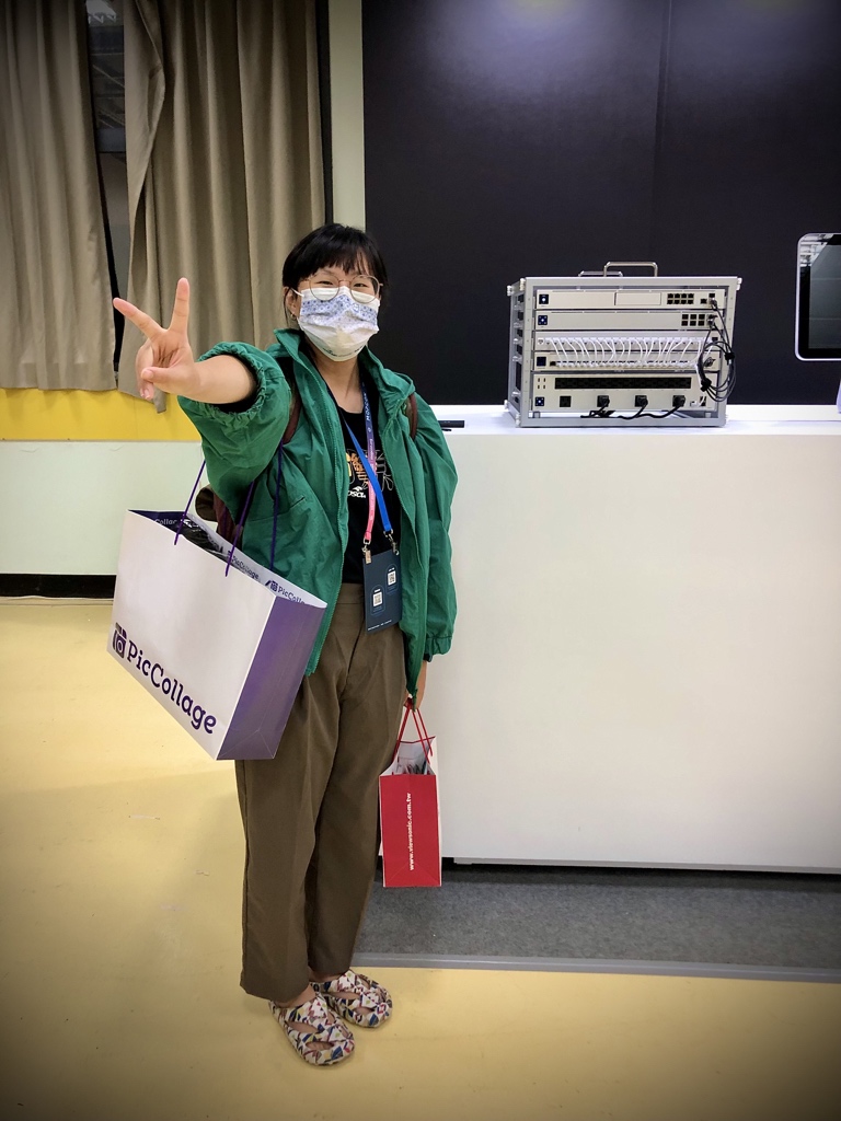 toomore's tweet photo. 依舊橫掃各攤位紀念品的 @sudosu_tw #MOPCON https://t.co/7VEGKHuuA5