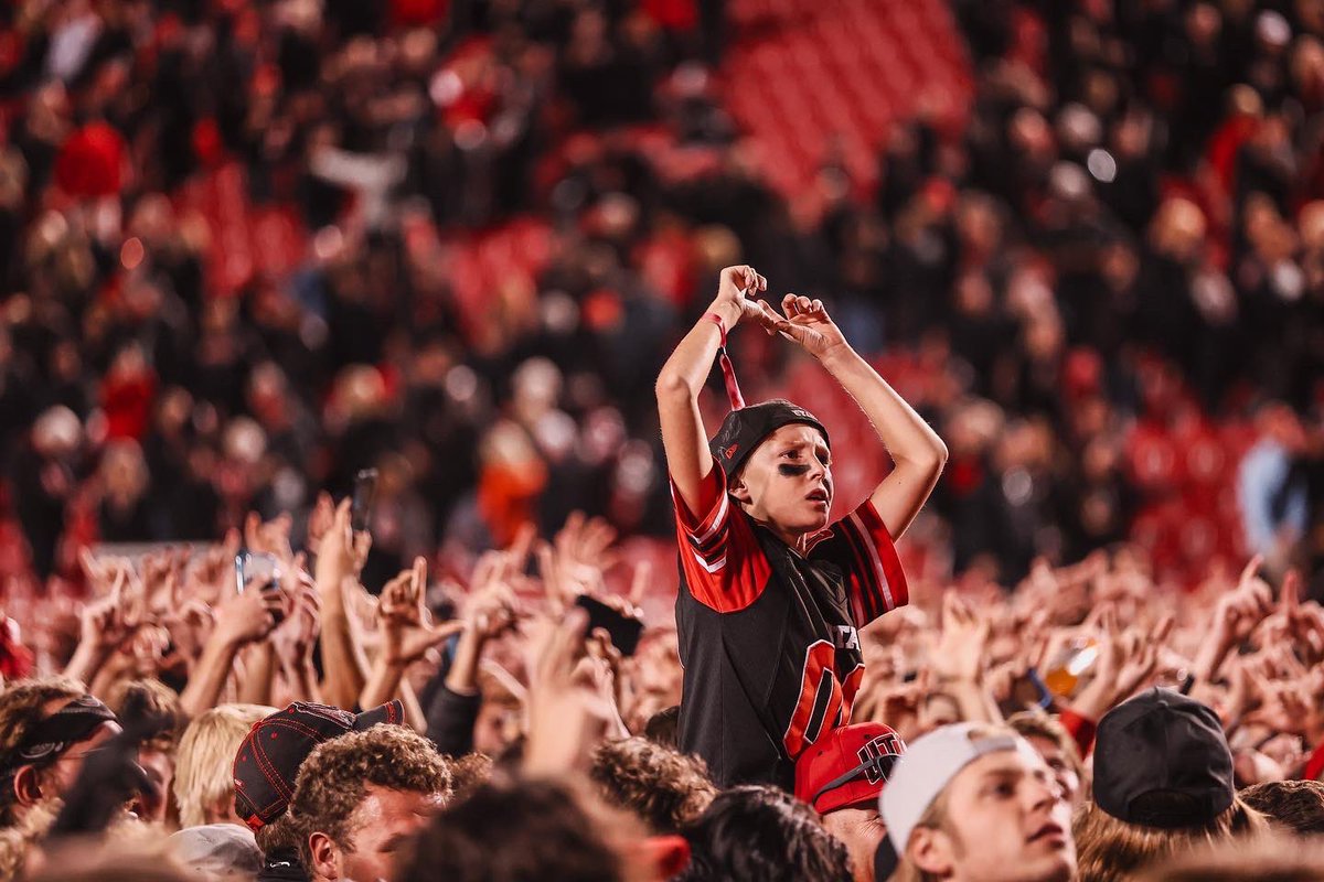 utahathletics's tweet photo. Good night from Rice-Eccles!

#GoUtes https://t.co/Mzo7NDRaPJ
