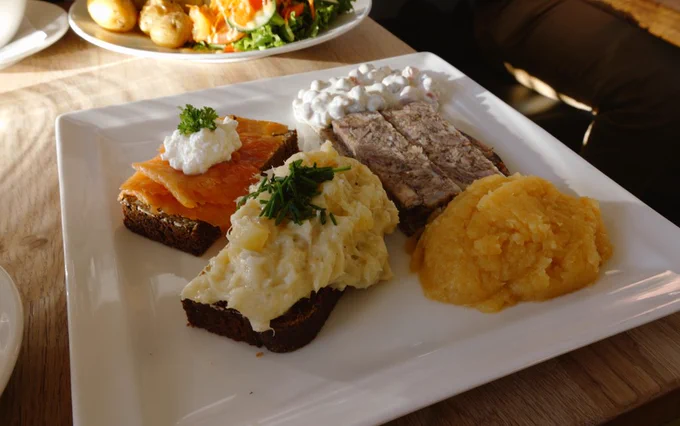 アイスくん料理の味は好きだけど毎日レストランに食べると少し財布に痛いので一部はスーパーで買うになったでもキャビアめちゃくちゃ安い…!!あとここの水もうまい 