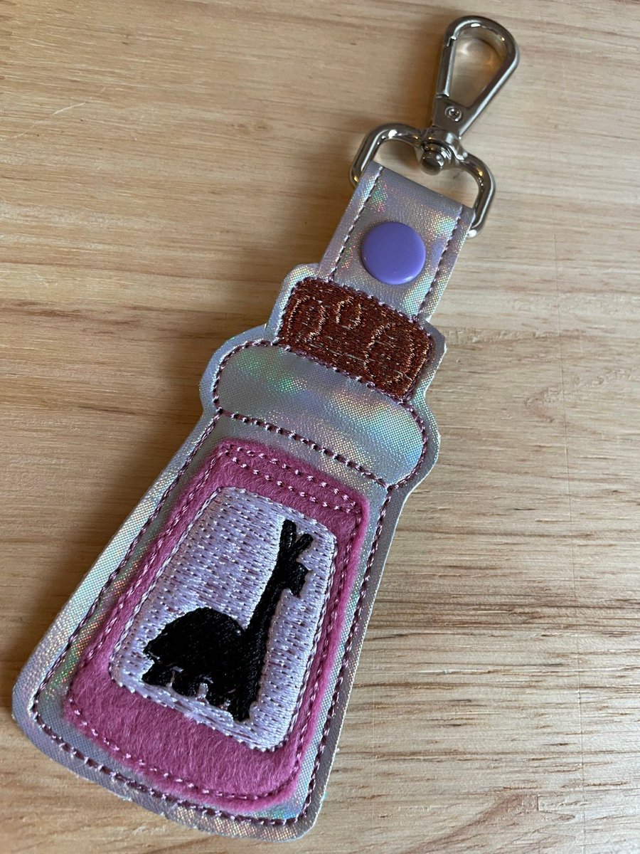 jkrobarts's tweet photo. Excited to share the latest addition to my #etsy shop: Extract of Llama Keychain #yzmaandkronk #customembroidery https://t.co/wizQzn1vS6 https://t.co/L3PSif2pJG