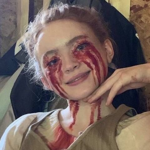 tw // fake blood 
-
-
-
sadie sink