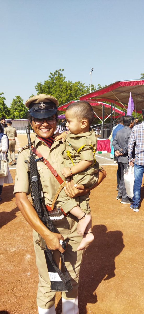 બનાસકાંઠાના ડીસાના ગીતાબહેન ચૌધરી અને સુરેન્દ્રનગર લીંબડીના ભાગ્યેશ્વરીબા ઝાલા ત્રણ મહિનાના બાળકો સાથે પોલીસ ઇન્સ્પેક્ટરની તાલીમ પૂર્ણ કરીને આજે સેવામા પ્રથમ પગલુ મૂકી રહ્યા છે. આ બંને બહેનોને અભિનંદન.

વધુ માહિતી માટે 👇
m.facebook.com/story.php?stor…