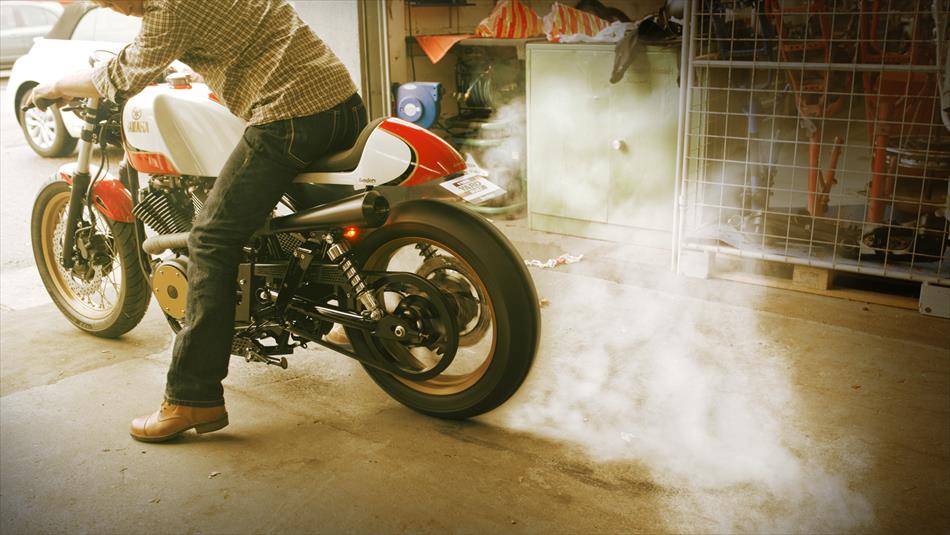 空冷OHVのV型二気筒で、アルミ鍛造フレームを使ってショートカウルが付いててアップハンドルでバンク角があって、荷物が積めて、スポーツ出来るやつがいいです。w
画像の連中が惜しい感じ。 